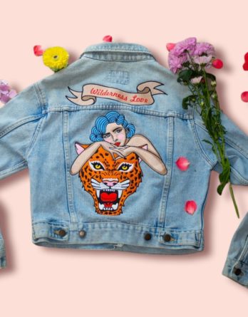 tatouage en broderie sur veste denim vintage