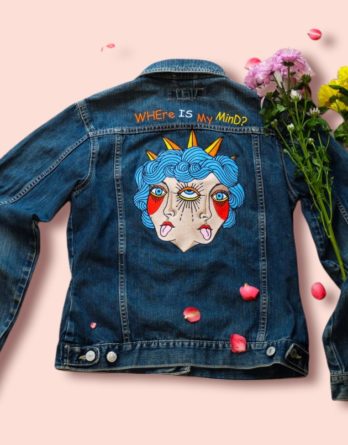 tatouage en broderie sur veste denim vintage