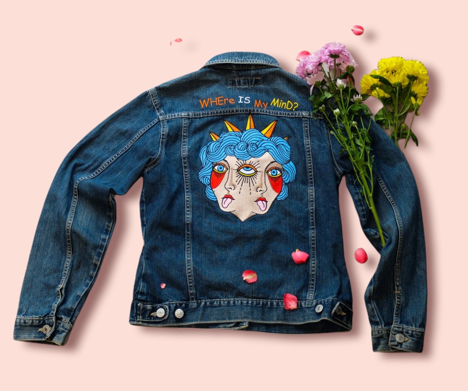 tatouage en broderie sur veste denim vintage