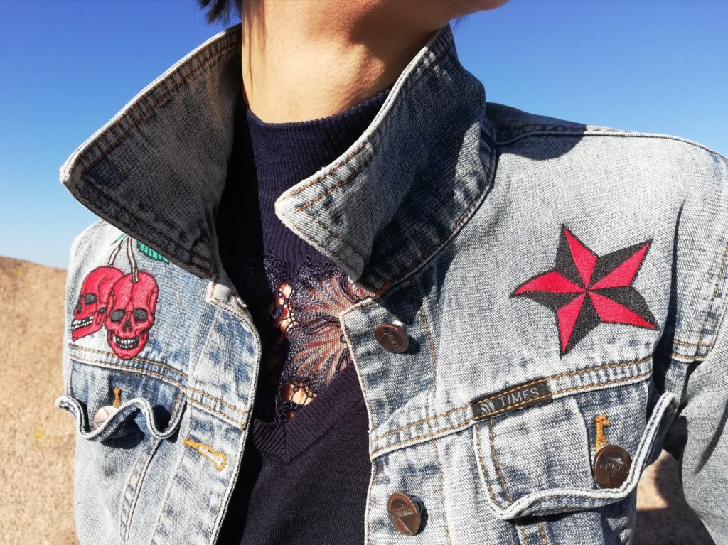 veste en jeans brodée de tatouages