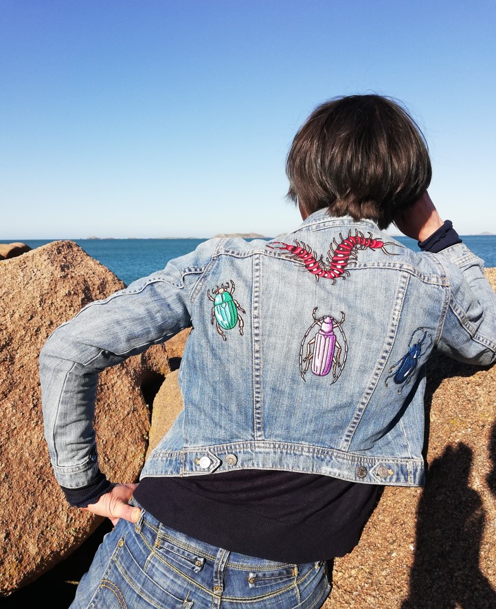 Veste en jeans vintage femme brodée de tatouages